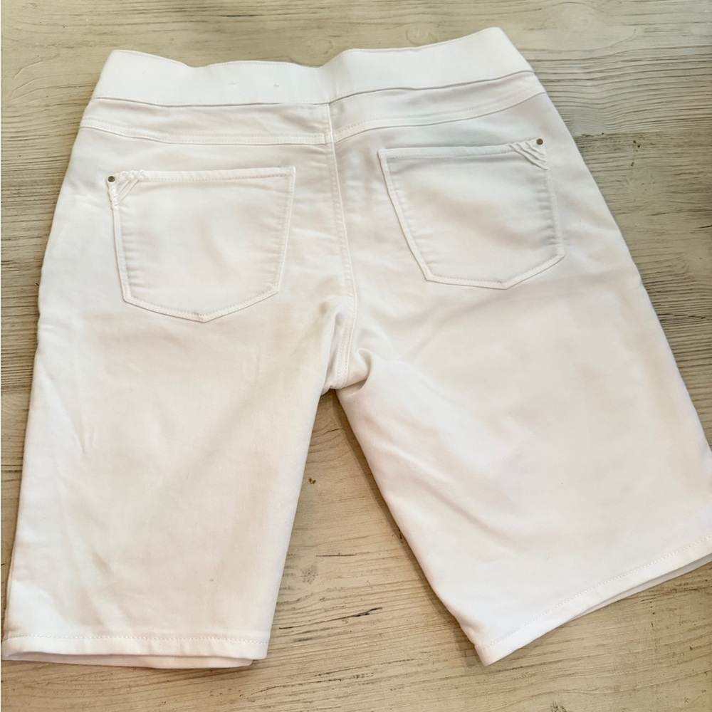 Intro. Women's Classic White Bermudas